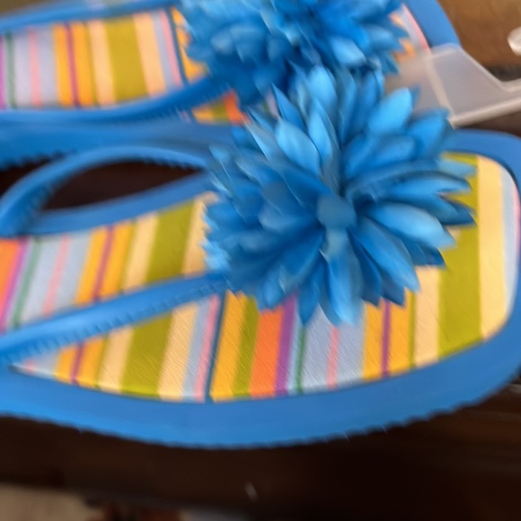 Dillard’s westbound blue flip flops with flower new size med7/8 - Picture 3 of 3